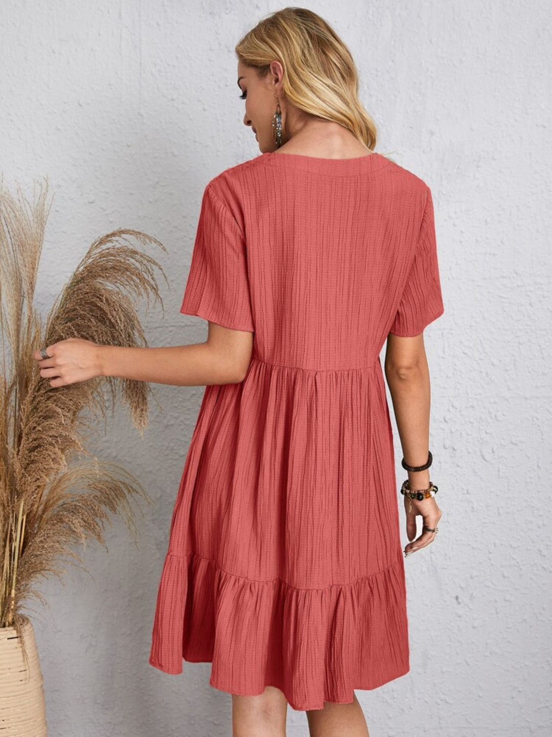Belinda - Robe mini texturée à volants à col V